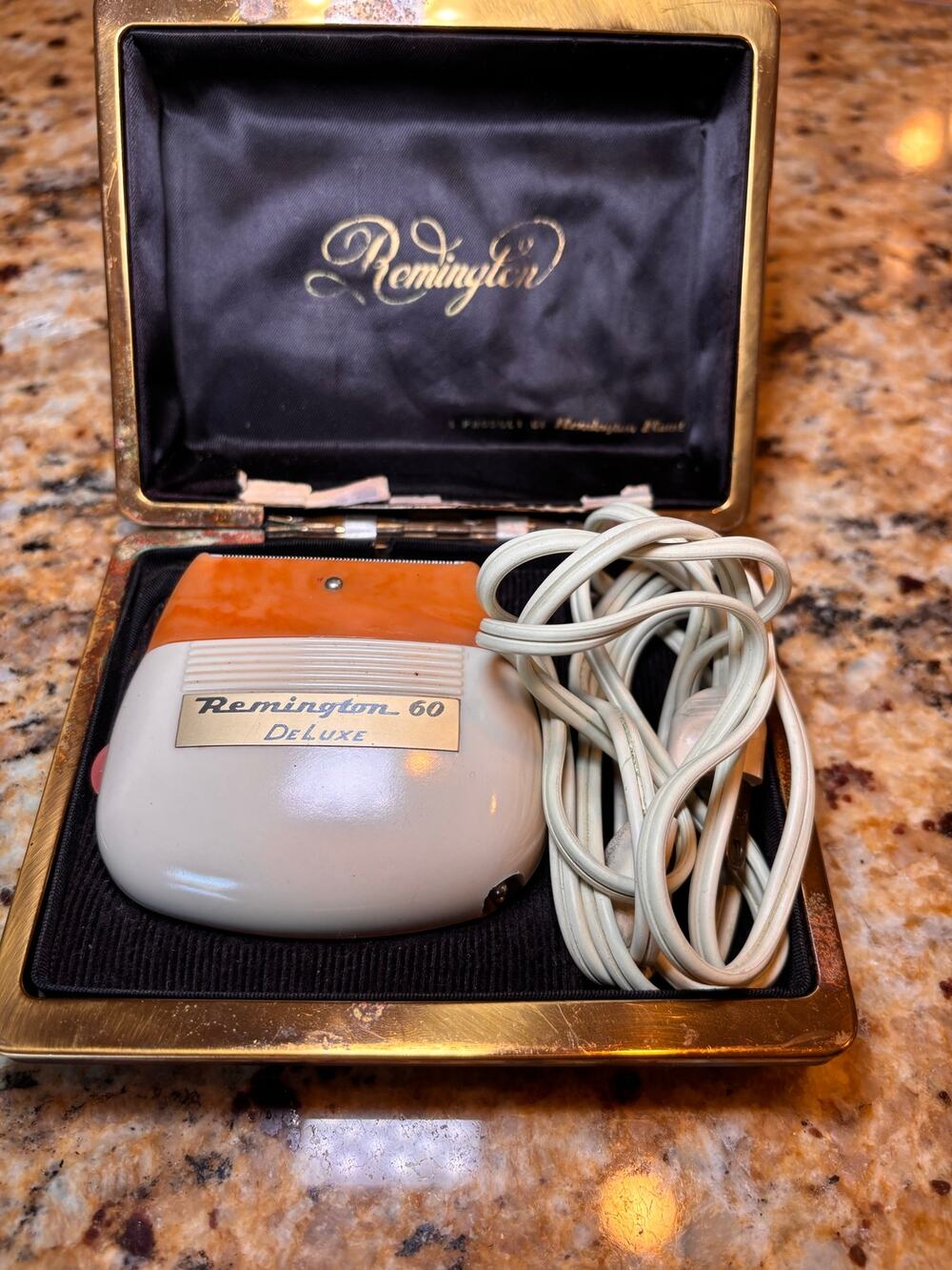 Vintage Remington 60 DeLuxe Electric Shaver Razor Tested Working w/ Case & Cord